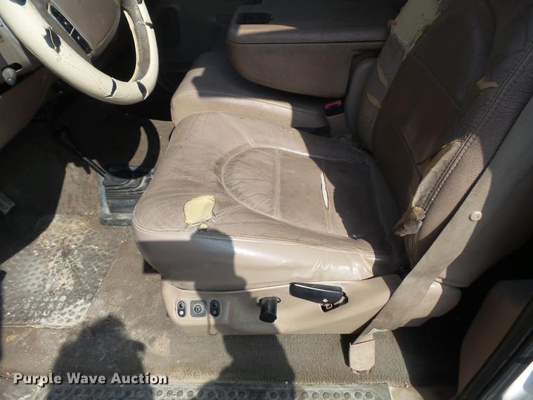 image for item DC7393 1999 Ford F350 Super Duty Lariat Crew Cab flatbed pickup truck