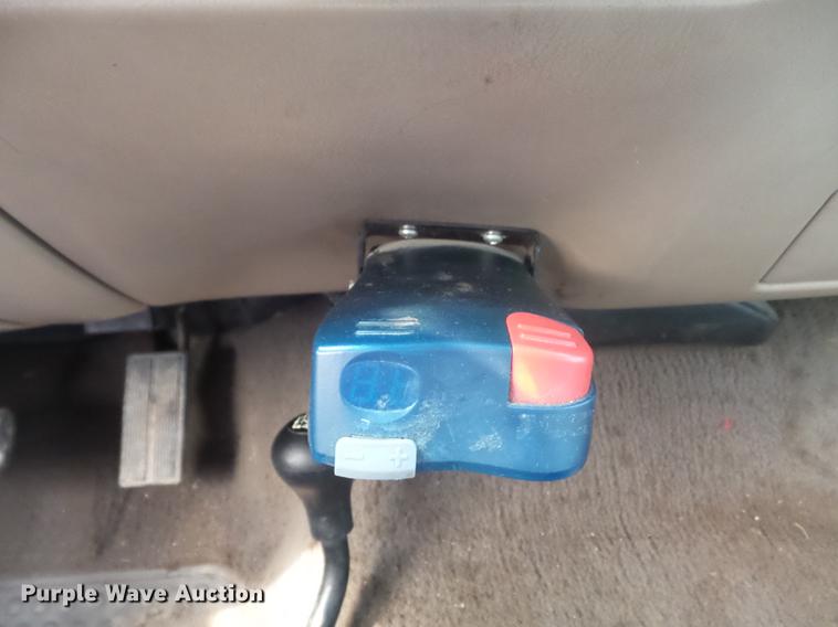 image for item DC7393 1999 Ford F350 Super Duty Lariat Crew Cab flatbed pickup truck