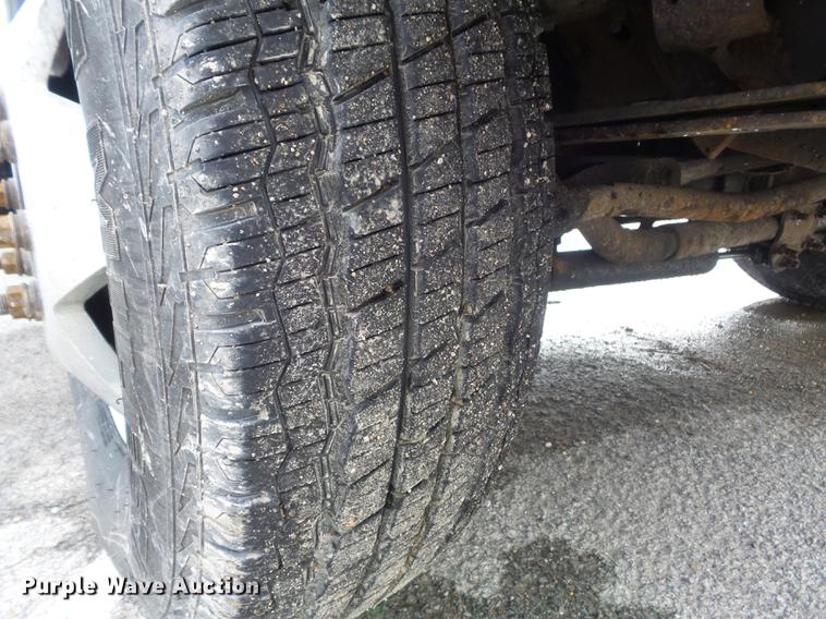 image for item DC7393 1999 Ford F350 Super Duty Lariat Crew Cab flatbed pickup truck