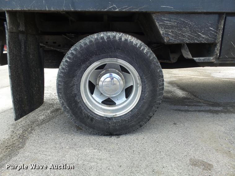 image for item DC7393 1999 Ford F350 Super Duty Lariat Crew Cab flatbed pickup truck