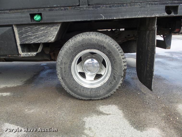 image for item DC7393 1999 Ford F350 Super Duty Lariat Crew Cab flatbed pickup truck