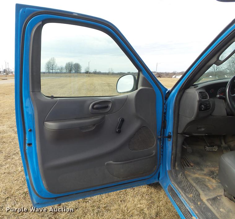 image for item DC7409 2003 Ford F150 XL pickup truck