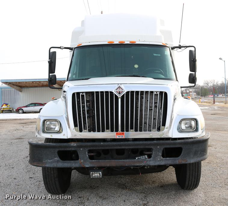 image for item DC7717 2004 International 7500 box truck