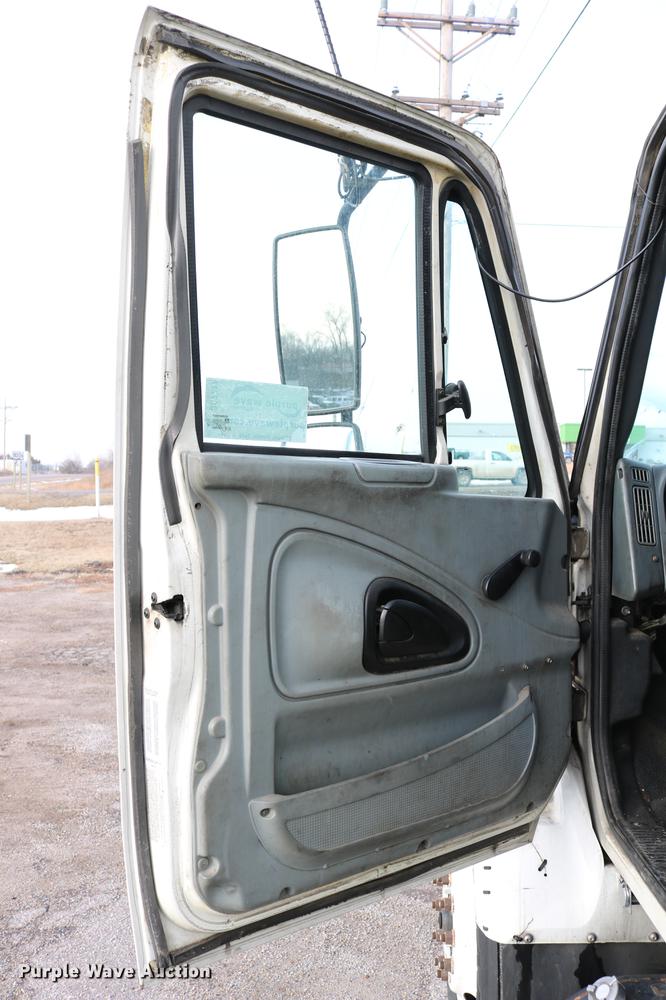 image for item DC7717 2004 International 7500 box truck