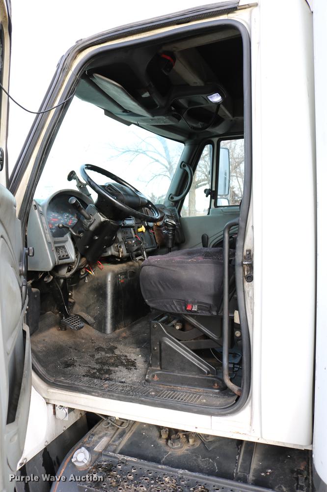 image for item DC7717 2004 International 7500 box truck