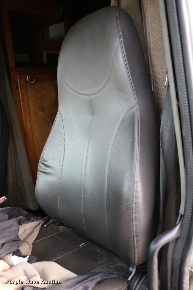 image for item DC7717 2004 International 7500 box truck