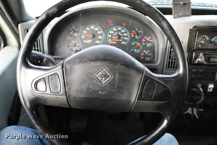 image for item DC7717 2004 International 7500 box truck