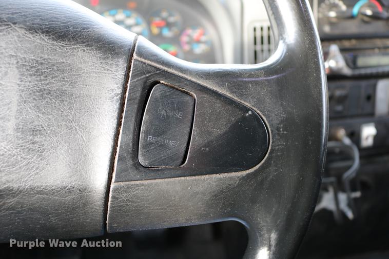 image for item DC7717 2004 International 7500 box truck