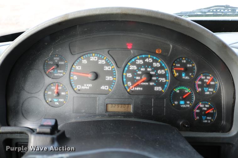 image for item DC7717 2004 International 7500 box truck