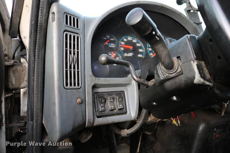 image for item DC7717 2004 International 7500 box truck