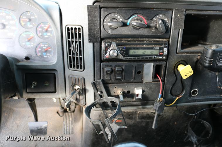 image for item DC7717 2004 International 7500 box truck