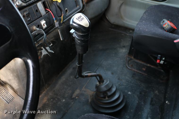 image for item DC7717 2004 International 7500 box truck