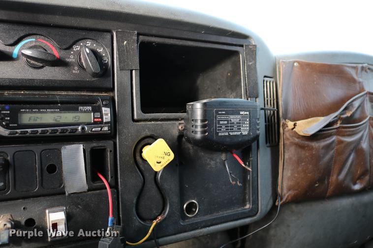 image for item DC7717 2004 International 7500 box truck