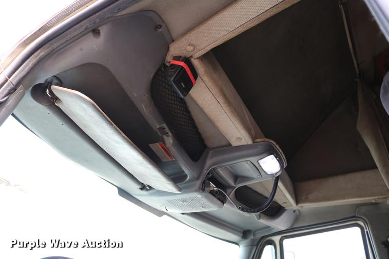 image for item DC7717 2004 International 7500 box truck