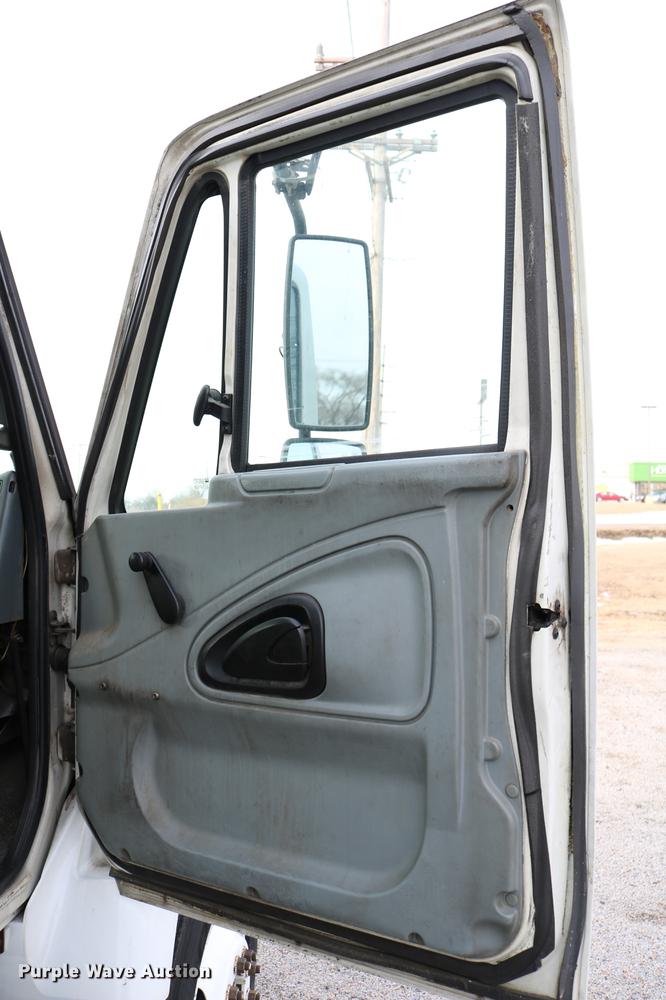 image for item DC7717 2004 International 7500 box truck