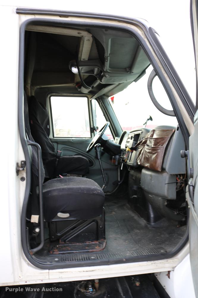 image for item DC7717 2004 International 7500 box truck