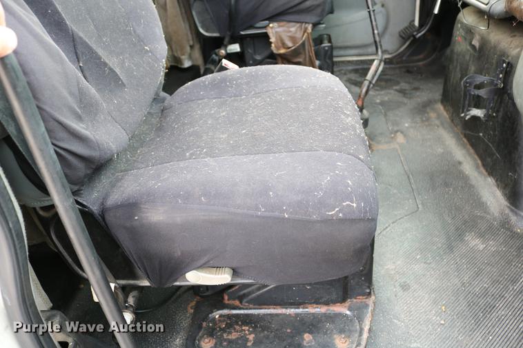 image for item DC7717 2004 International 7500 box truck