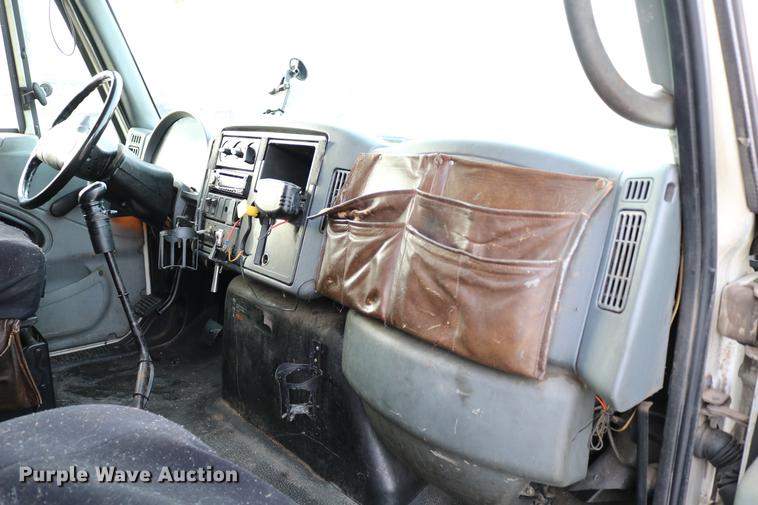 image for item DC7717 2004 International 7500 box truck