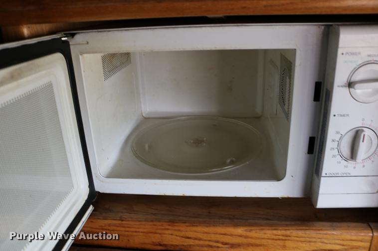 image for item DC7717 2004 International 7500 box truck