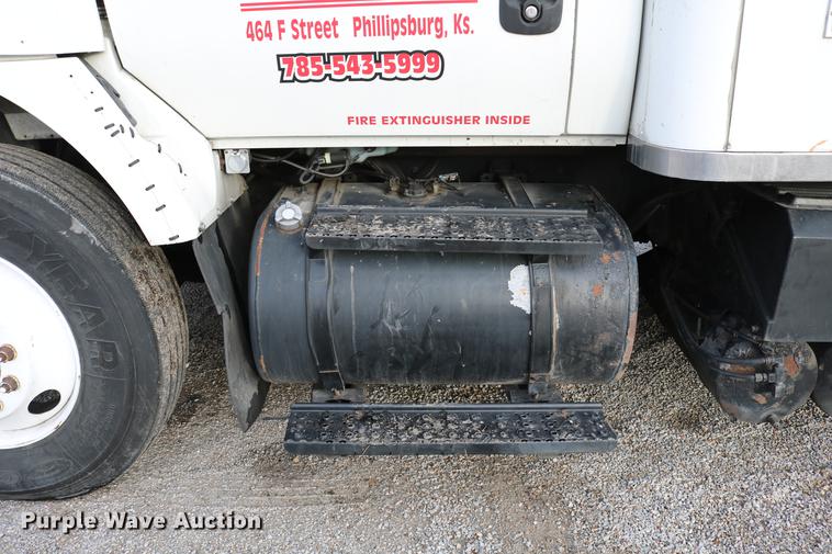 image for item DC7717 2004 International 7500 box truck