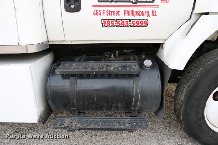 image for item DC7717 2004 International 7500 box truck