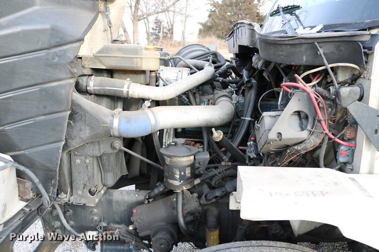 image for item DC7717 2004 International 7500 box truck