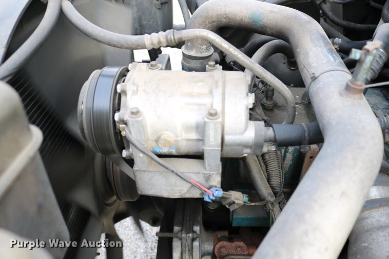 image for item DC7717 2004 International 7500 box truck