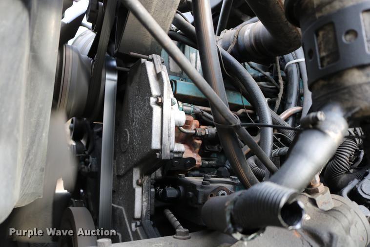 image for item DC7717 2004 International 7500 box truck