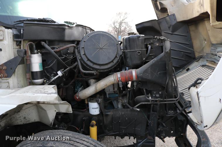 image for item DC7717 2004 International 7500 box truck