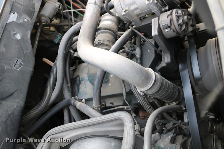 image for item DC7717 2004 International 7500 box truck