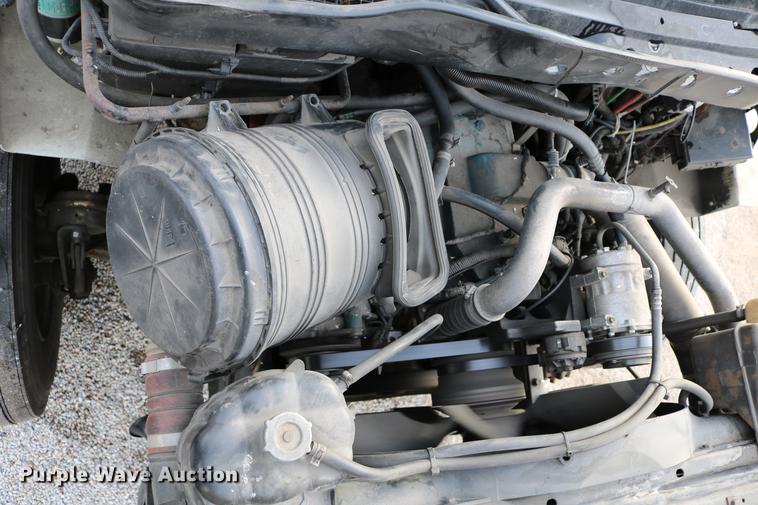 image for item DC7717 2004 International 7500 box truck