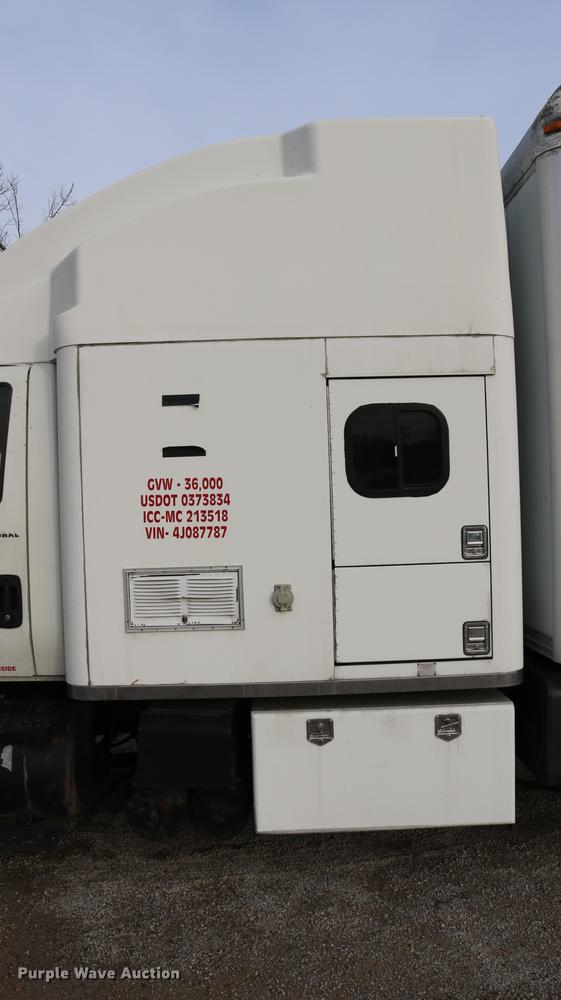 image for item DC7717 2004 International 7500 box truck