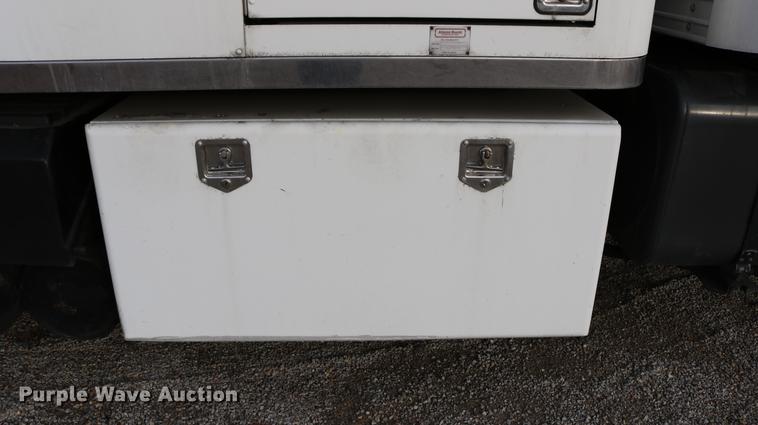 image for item DC7717 2004 International 7500 box truck