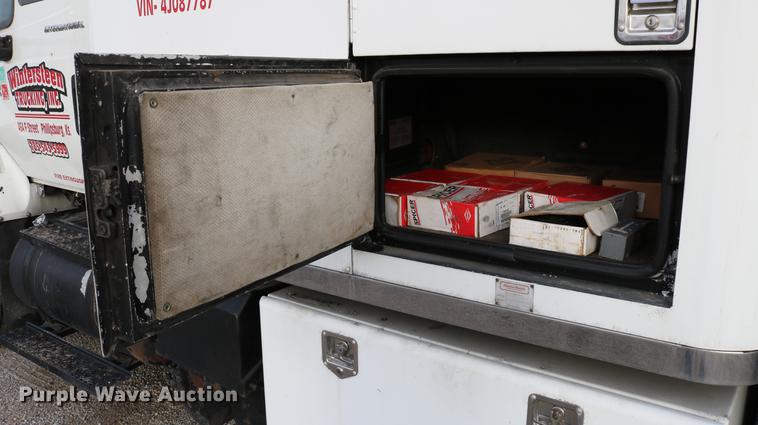 image for item DC7717 2004 International 7500 box truck