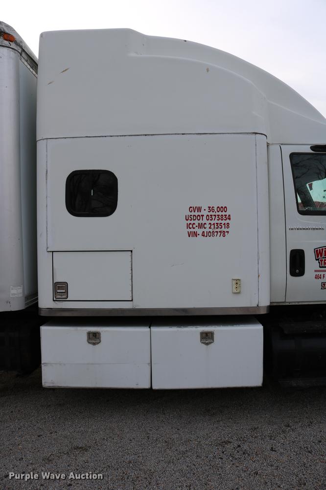 image for item DC7717 2004 International 7500 box truck