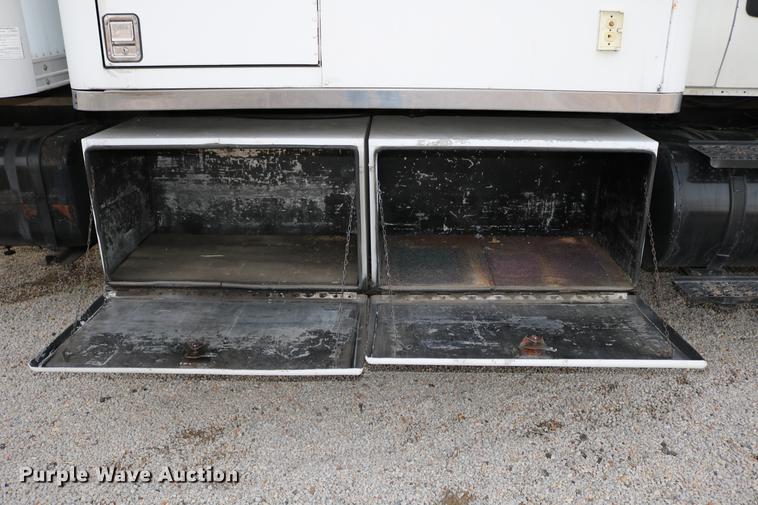 image for item DC7717 2004 International 7500 box truck