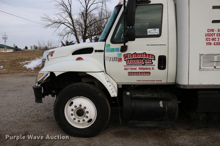 image for item DC7717 2004 International 7500 box truck