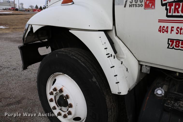 image for item DC7717 2004 International 7500 box truck