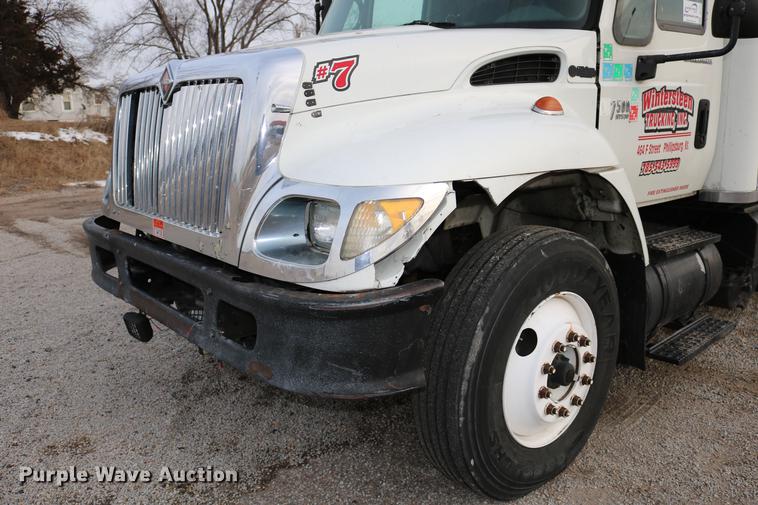 image for item DC7717 2004 International 7500 box truck