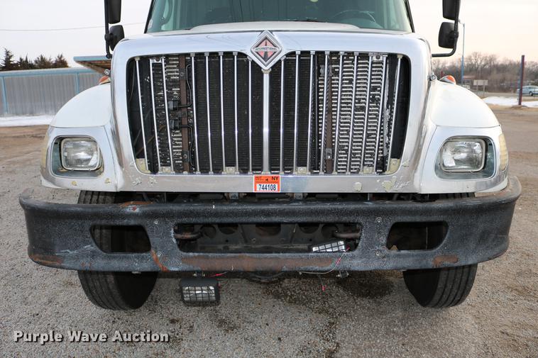 image for item DC7717 2004 International 7500 box truck