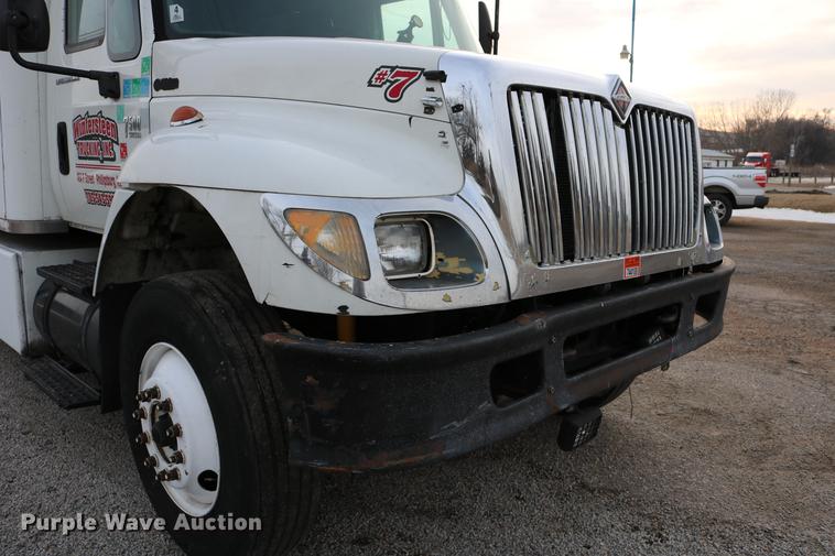 image for item DC7717 2004 International 7500 box truck