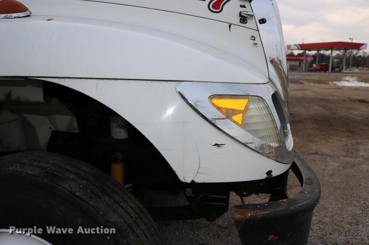 image for item DC7717 2004 International 7500 box truck