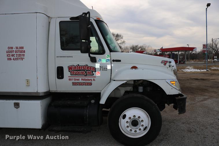 image for item DC7717 2004 International 7500 box truck