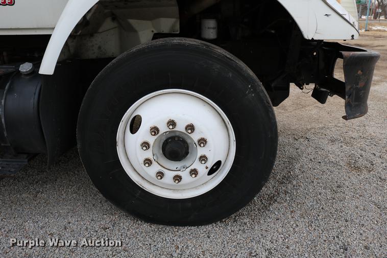 image for item DC7717 2004 International 7500 box truck