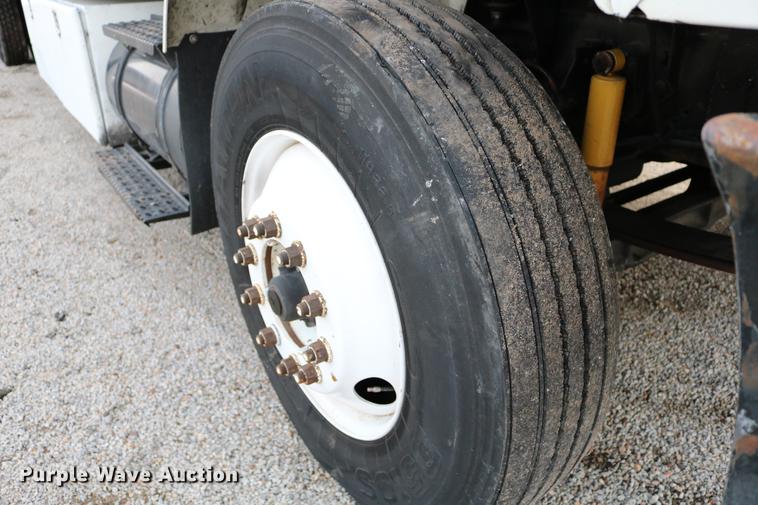 image for item DC7717 2004 International 7500 box truck