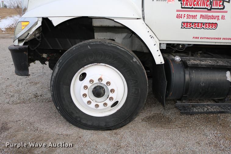 image for item DC7717 2004 International 7500 box truck