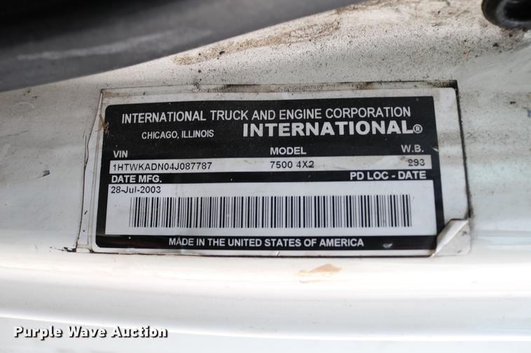 image for item DC7717 2004 International 7500 box truck