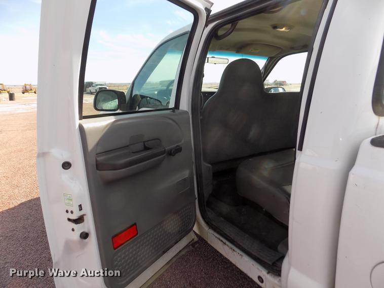 image for item DD2880 2002 Ford F350 Super Duty XL Crew Cab pickup truck