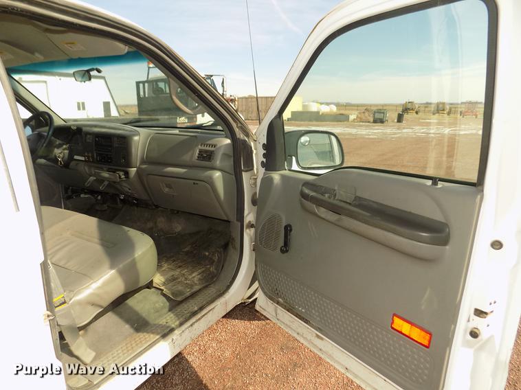 image for item DD2880 2002 Ford F350 Super Duty XL Crew Cab pickup truck