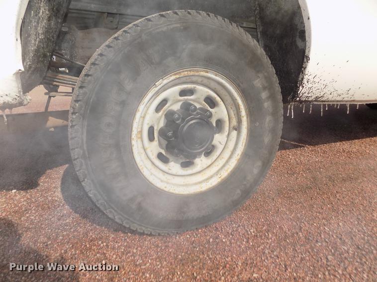 image for item DD2880 2002 Ford F350 Super Duty XL Crew Cab pickup truck